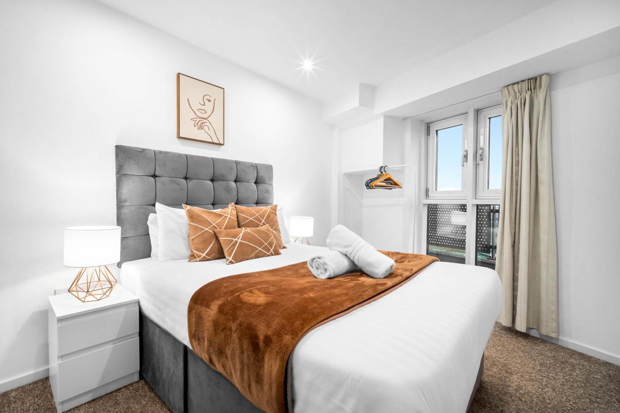 Elegant Two-bedroom - Location - Private Parking - Balconies 1109m Apartment Birmingham
