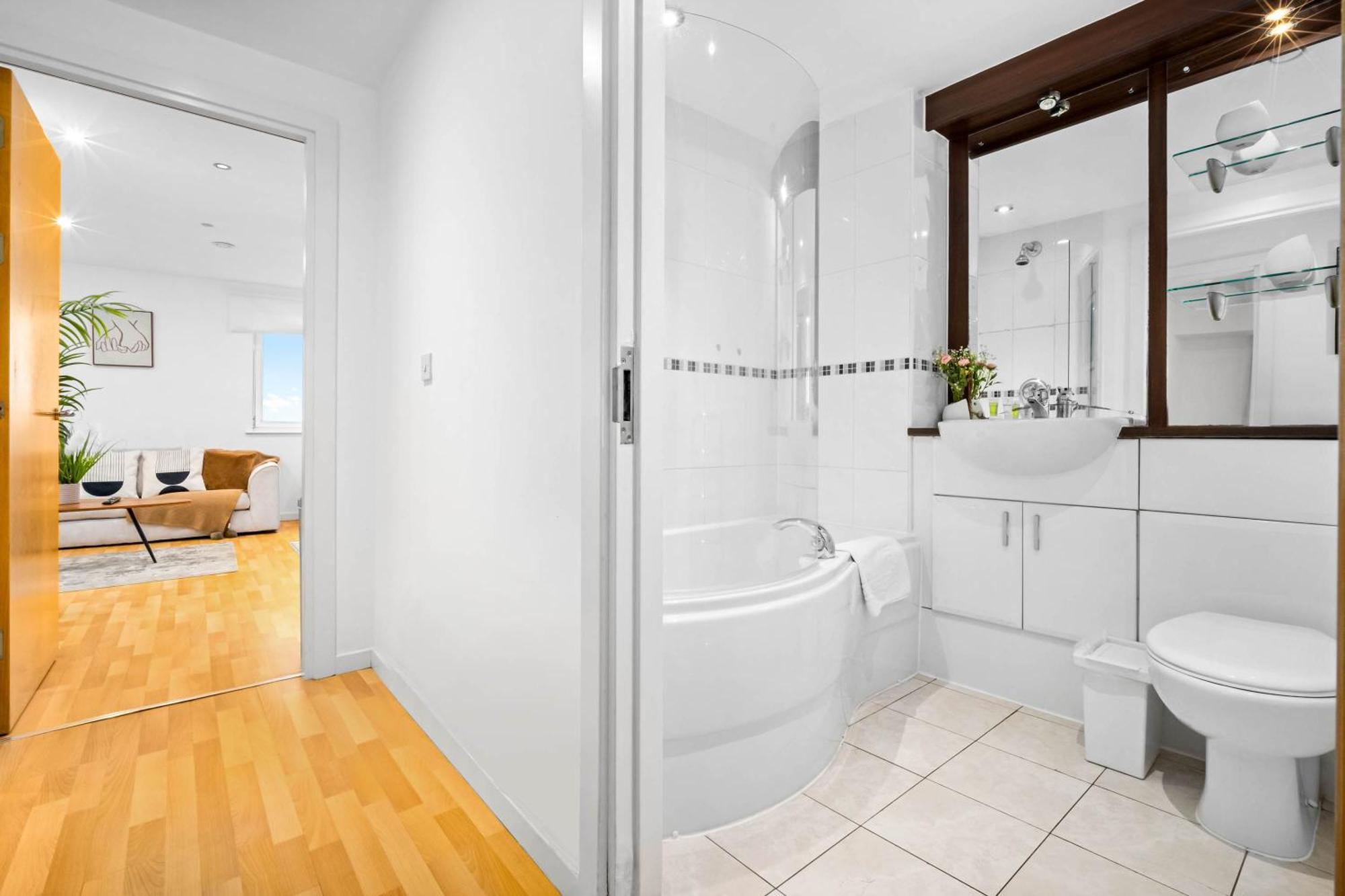 Elegant Two-bedroom - Location - Private Parking - Balconies 1109m Apartment